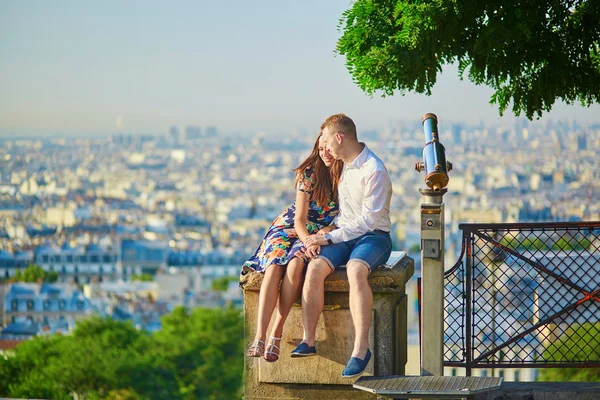 Jeune couple romantique ayant un rendez-vous à Paris, France — Photo