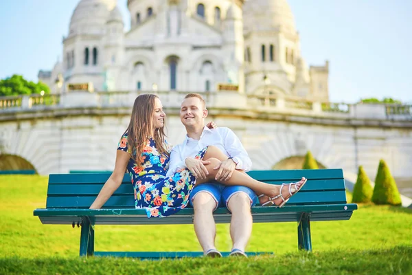 Романтична пара поблизу собору Сакре-Кер на Монмартрі, Париж — стокове фото