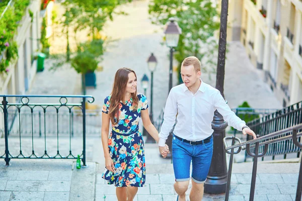 Jovem casal romântico tendo um encontro em Paris, França — Fotografia de Stock