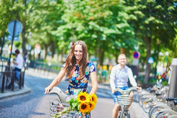 Pareja romántica joven que usa bicicletas en París, Francia — Foto de Stock