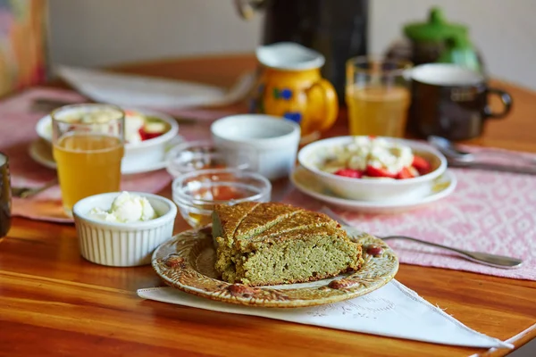 Delicioso desayuno con pastel de semillas servido — Foto de Stock