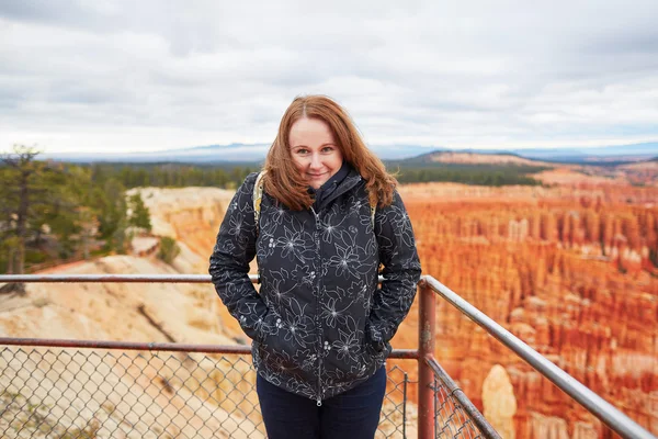 Touriste dans le parc national de Bryce Canyon — Photo