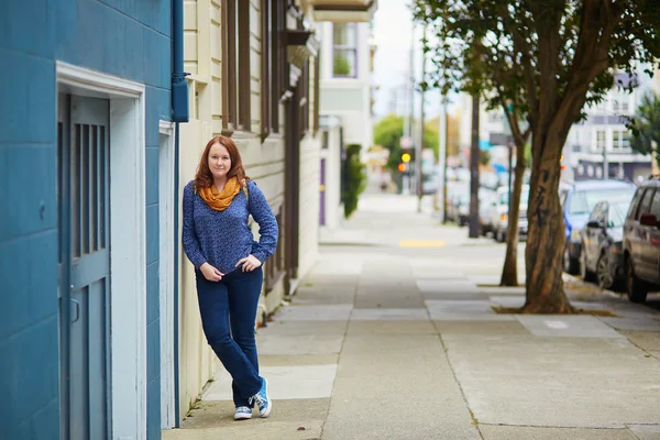 Fundersam tjej på en gata i San Francisco — Stockfoto