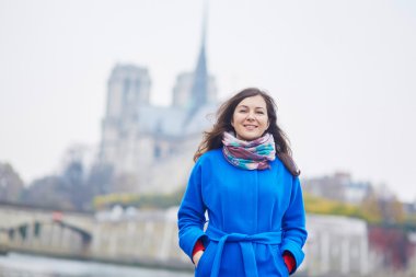 Bir sonbahar günü Paris'te güzel genç turizm