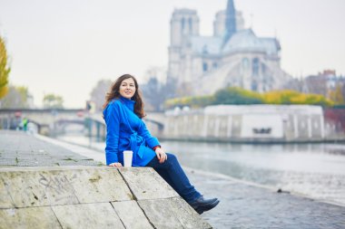 Bir sonbahar günü Paris'te güzel genç turizm