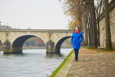 bir Güz veya bahar günü Paris'te güzel genç turizm