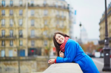 bir Güz veya bahar günü Paris'te güzel genç turizm