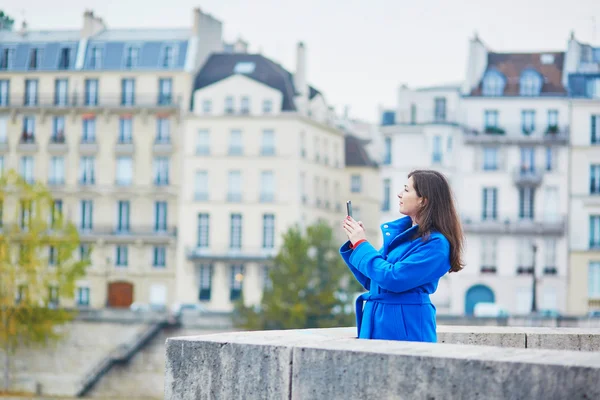 Hermosa joven turista en París en un día de otoño — Foto de Stock