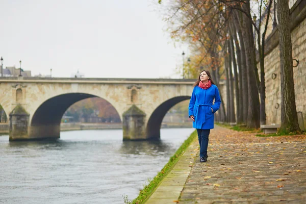 Krásný mladý turista v Paříži na podzim nebo na jaře den — Stock fotografie