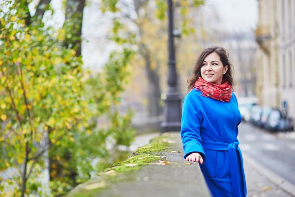 Schöne junge Touristin in Paris an einem Herbsttag Stockfoto