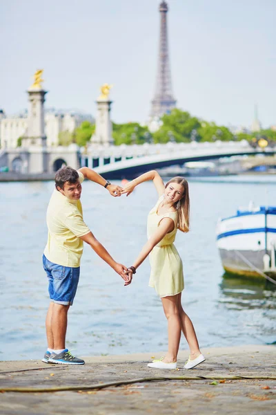 Vackra unga dating par i Paris — Stockfoto