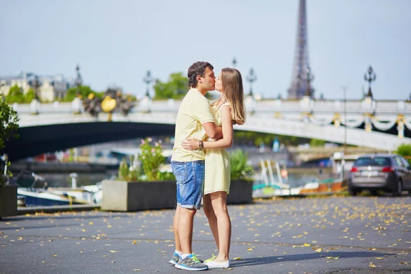 Güzel genç çift Paris'te dating — Stok fotoğraf