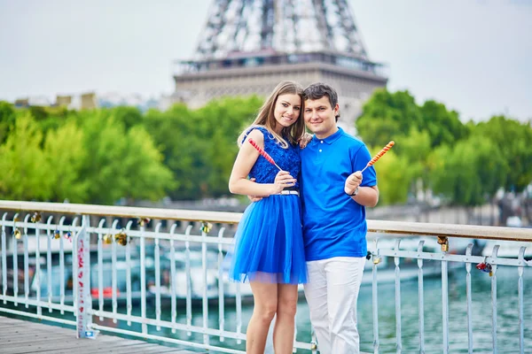 Vackra unga dating par i Paris — Stockfoto