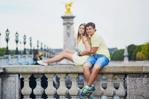 Hermosa joven citas pareja en París — Foto de Stock