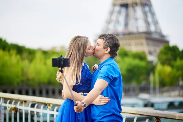 Hermosa joven citas pareja en París haciendo selfie — Foto de Stock