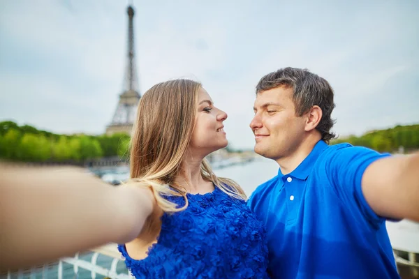 Bonito jovem namoro casal em Paris fazendo selfie — Fotografia de Stock