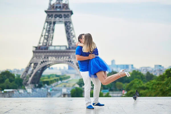 Gyönyörű fiatal pár Párizsban Ismerkedés — Stock Fotó