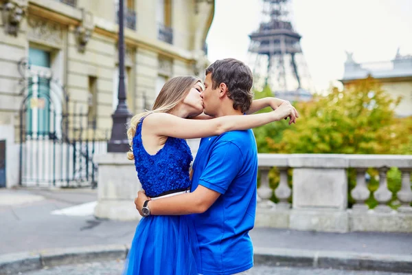 Beautiful young dating couple in Paris — Stock Photo, Image