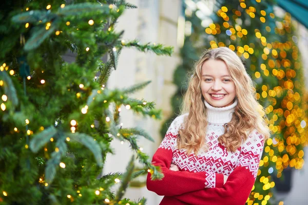 Açık renklerle dekore edilmiş bir Noel ağacı ile kız — Stok fotoğraf