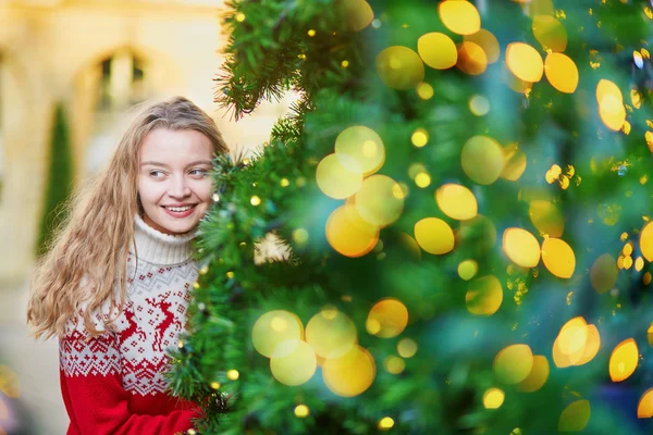 Chica con un árbol de Navidad brillantemente decorado —  Fotos de Stock