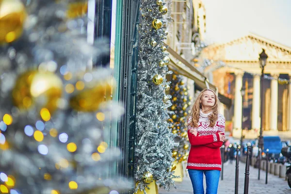 Happy young tourist in Paris on a winter day — Stock Photo, Image