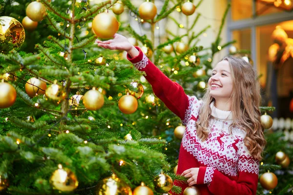 Mädchen schmücken Weihnachtsbaum — Stockfoto