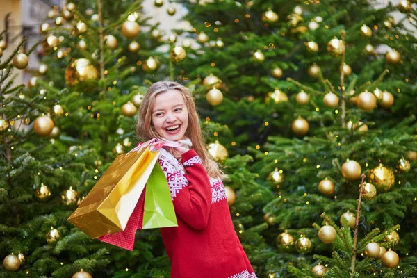 Jovencita alegre con bolsas de compras coloridas — Foto de Stock