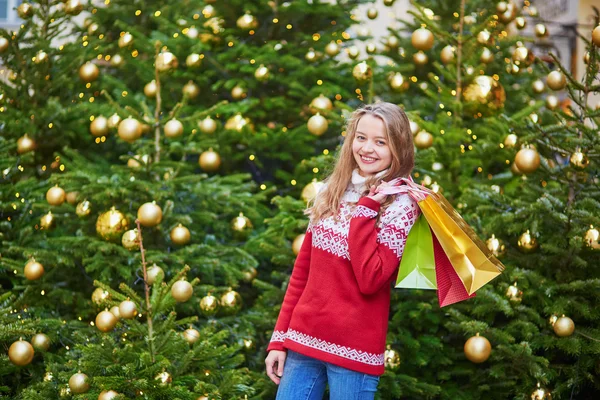 Весела молода дівчина з різнокольоровими сумками — стокове фото