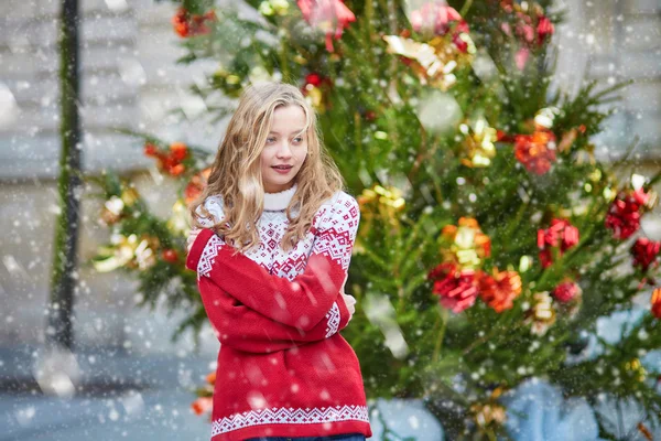 Mädchen mit einem bunt geschmückten Weihnachtsbaum in Paris — Stockfoto