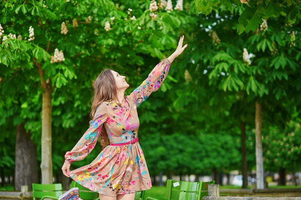 Krásná mladá žena v zahradě Tuileries v Paříži — Stock fotografie