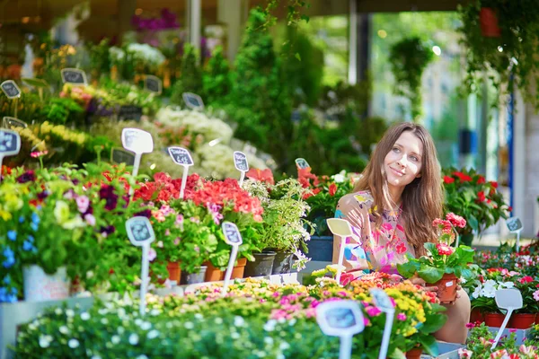 Beautiful customer selecting fresh flowers in Parisian flower shop — Stock Photo, Image