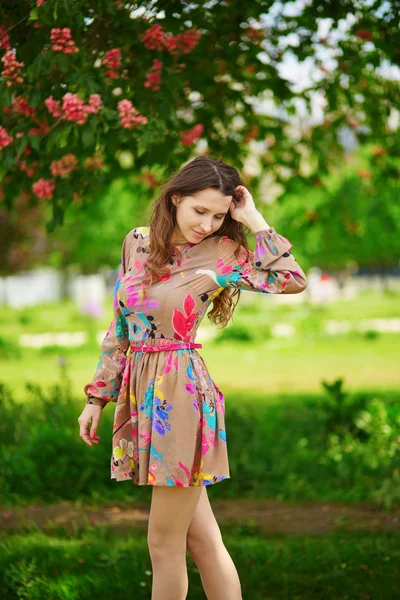Mooie jonge vrouw in de tuin van de Tuilerieën in Parijs — Stockfoto