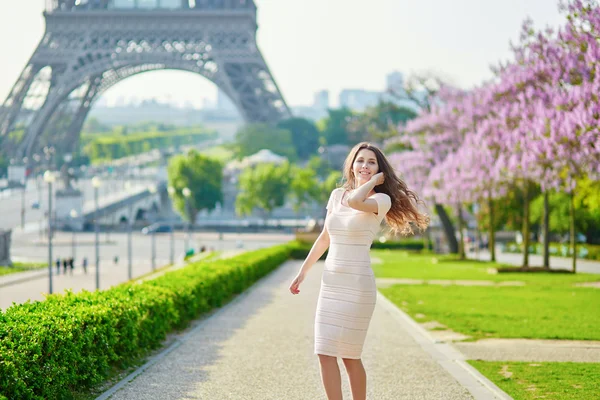 Giovane donna parigina vicino alla torre Eiffel a Parigi — Foto Stock