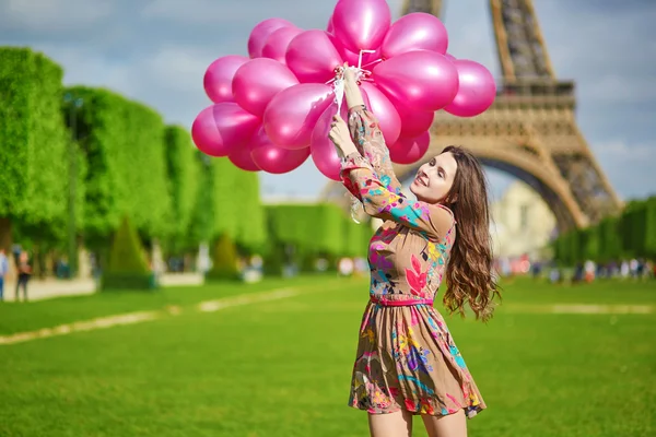 Chica joven feliz con enorme manojo de globos de color rosa —  Fotos de Stock