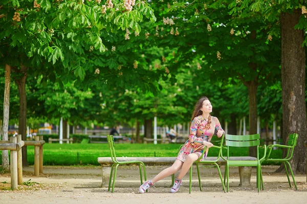 Krásná mladá žena v zahradě Tuileries v Paříži — Stock fotografie