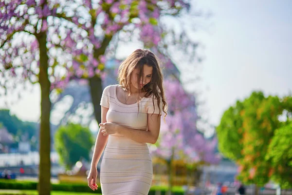 Joven parisina cerca de la Torre Eiffel de París —  Fotos de Stock