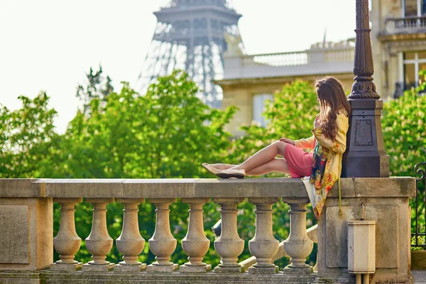 Молода жінка паризьких поблизу: Ейфелева вежа в Парижі — стокове фото