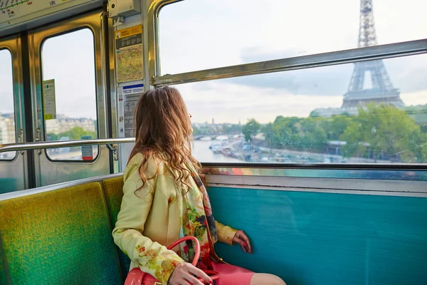 Wanita muda cantik bepergian di kereta bawah tanah Paris — Stok Foto