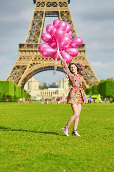 Chica joven feliz con enorme manojo de globos de color rosa —  Fotos de Stock