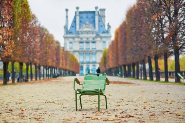 Tipik Paris park sandalye Tuileries bahçesinde