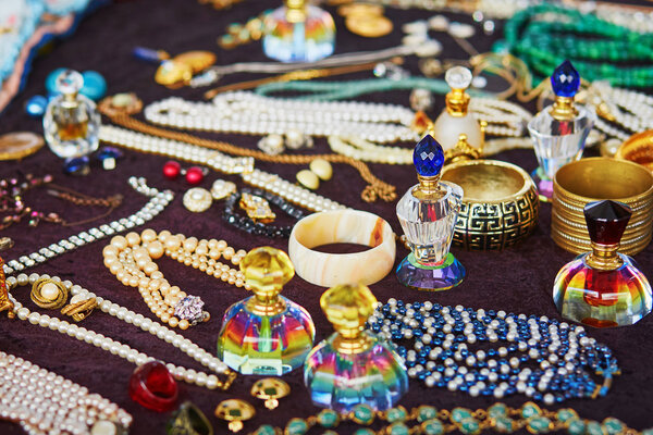 Винтажные духи бутылки на блошином рынке
