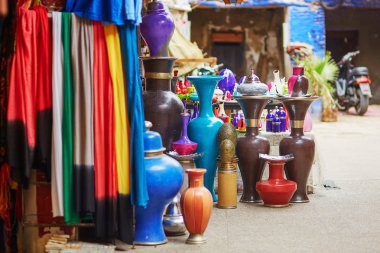 Fas piyasada geleneksel seramik yelpazesi