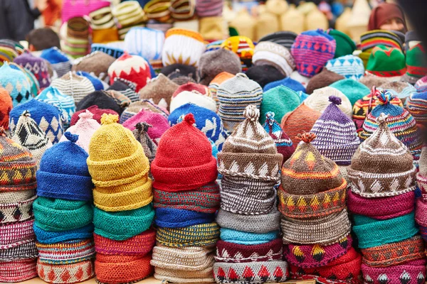 Selection of woolen hats on a traditional Moroccan market — Stock Photo, Image