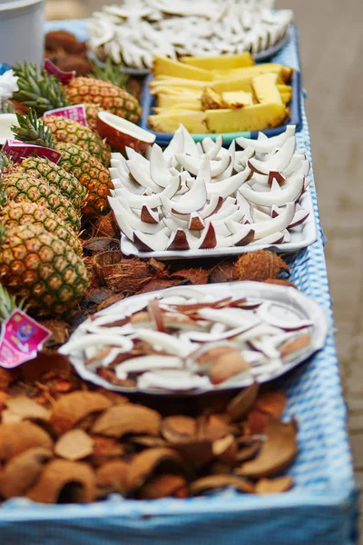 Selección de aperitivos frescos de coco en un mercado tradicional marroquí — Foto de Stock