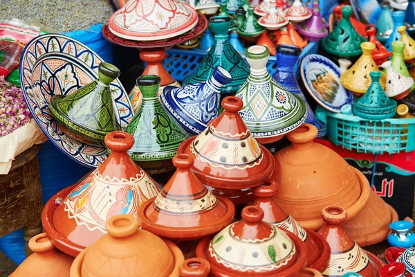 Selección de tajines tradicionales en el mercado marroquí — Foto de Stock