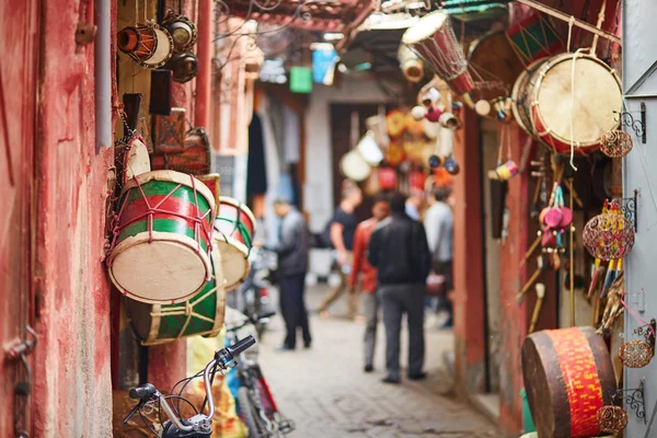 Auswahl an Trommeln auf dem marokkanischen Markt — Stockfoto