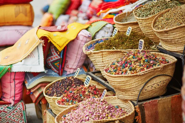 Erbe e fiori secchi in un mercato tradizionale marocchino — Foto Stock