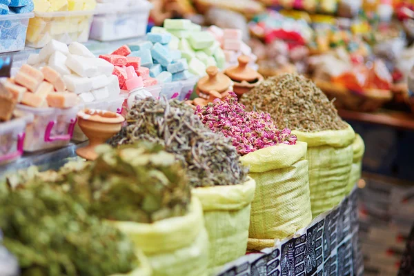 Kruiden en droge bloemen op een traditionele Marokkaanse markt — Stockfoto