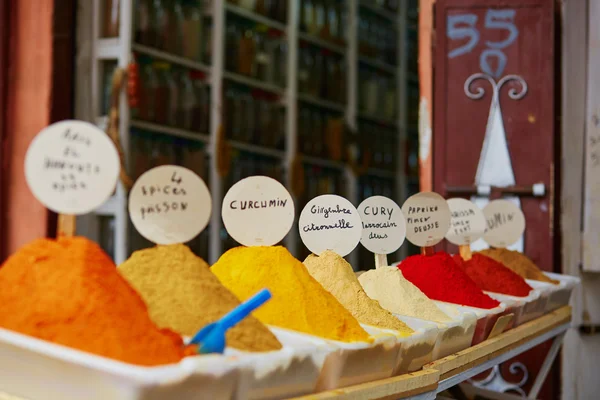 Selectie van specerijen op een traditionele Marokkaanse markt in Marrakech, Marokko — Stockfoto