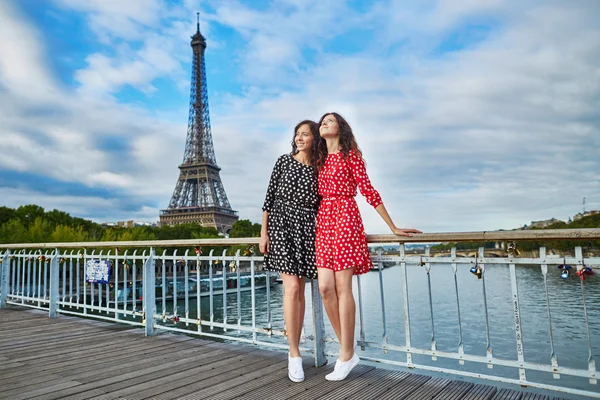 Vackra tvillingsystrar framför Eiffeltornet — Stockfoto